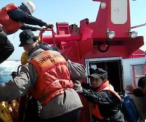   مصر اليوم - مقتل ستة صيادين بغرق قارب قبالة جزيرة كورية