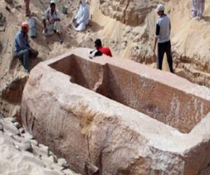   مصر اليوم - مزاد بريطاني يعرض بقايا تابوت أثري للبيع