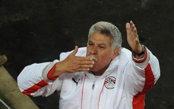   مصر اليوم - فريق الزمالك يُكرّم حسن شحاتة بمُناسبة حصوله على لقب شخصيَّة العام