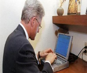   مصر اليوم - مزاد لكمبيوتر أرسل منه كلينتون أول بريد إلكتروني