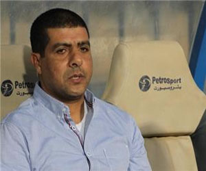   مصر اليوم - توتر في معسكر أهلي بني غازي في الإسكندرية بعد إلقاء القبض على نجل العشري