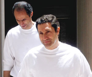   مصر اليوم - وصول مبارك ونجليه والعادلي إلى مقرّ مُحاكمة القرن