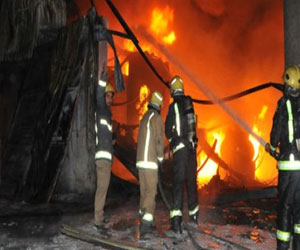   مصر اليوم - حريق هائل يدمر 5 محال تجارية بمنطقة الشواربي في أسوان