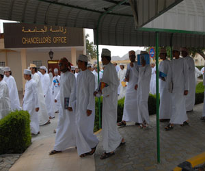   مصر اليوم - حفل تخريج الدفعة السادسة من طلاب جامعة نزوى من حملة الماجستير