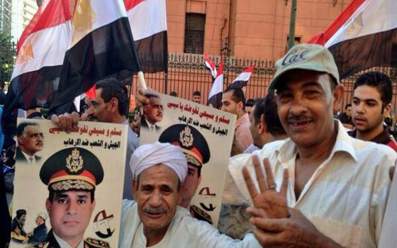   مصر اليوم - العشرات يحتفلون بترشُّح السِّيسي للرئاسة في ميدان التَّحرير