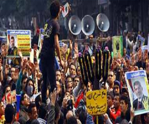   مصر اليوم - طلاب الإخوان يُغلقون ميدان النهضة والأمن يطلق القنابلَ