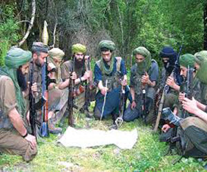   مصر اليوم - القاعدة يحتفل بالسّجناء الفارّين من اليمن