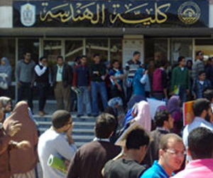   مصر اليوم - تسليم طالب ثانوي للشّرطة لتسلقه سور هندسة بورسعيد