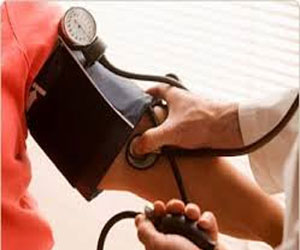   مصر اليوم - رؤية الطبيب قد تؤدي لارتفاع ضغط الدم