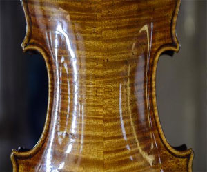   مصر اليوم - طرح آلة فيولا ستراديفاريوس للبيع في المزاد
