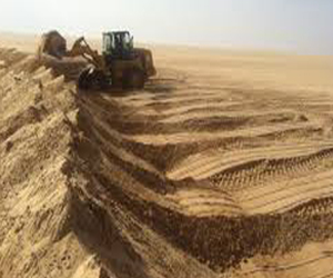   مصر اليوم - إزالّة سَاتر ترابي أقامَه الأهالي فى الطَريق المؤدي إلى مدينّة طُود