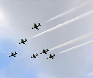   مصر اليوم - الصقور السعودية تواصل عروضها في سماء الخبر