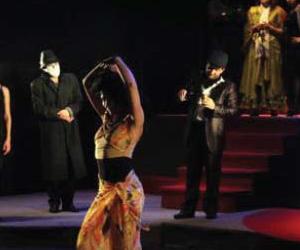   مصر اليوم - راقصة تحرّك دعوى قضائية لوقوعها على خشبة المسرح