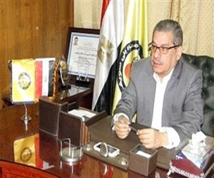   مصر اليوم - رئيس جامعة بنى سويف يكرم أسرة الشهيد عمرو