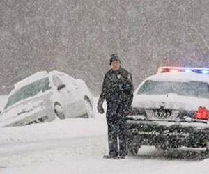مصر اليوم - عاصفة ثلجية تشل مدن ساحل الأطلسي في كندا