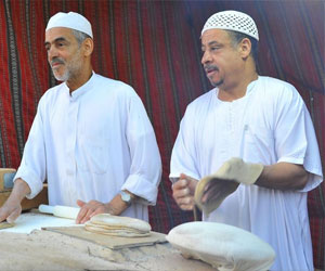   مصر اليوم - الخبز الحساوي يستوقف زوار مهرجان ربيع الرس السعودي