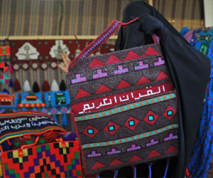   مصر اليوم - الحرفيّون يبهرون الزوار في مهرجان ربيع الرس السعودي