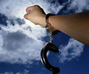   مصر اليوم - الافراج عن عملاق لعدم وجود سرير مناسب له في السجن