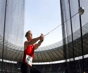 مصر اليوم - ناشئة تحطم الرقم العراقي برمي المطرقة في بطولة ألعاب القوى