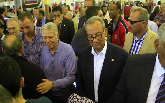   مصر اليوم - حسن حمدي يظهر سريعًا ويؤازر لاعبي الأهلي قبل مواجهة بنغازي في أخر يوم له في النادي