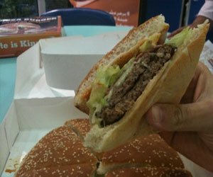   مصر اليوم - أميركي يأكل جميع أنواع ساندويتشات برغر كينغ في 24 دقيقة