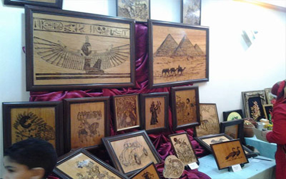   مصر اليوم - صمّمت لوحات فنّيّة باستخدام الحرق على الخشب!!