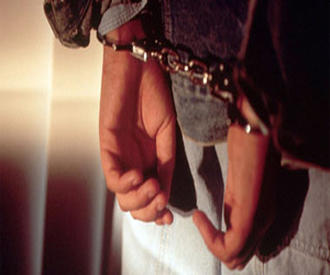   مصر اليوم - سجين تونسي يباغت الأمن قبل إدخاله السجن ويفر مكبل اليدين