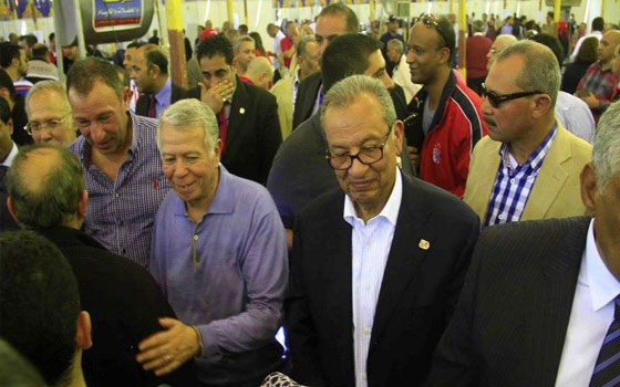   مصر اليوم - حسن حمدي يظهر سريعا ويؤازر لاعبي الأهلي قبل مواجهة بنغازي في أخر يوم له في النادي