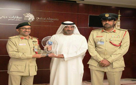 مصر اليوم - أحمد بن سعيد يُكرّم الإدارة العامّة لأمن المطارات في دبي لتعاونها مع شركائها
