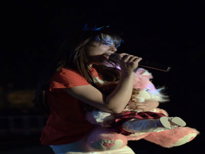   مصر اليوم - ساندى تشعل حماس جماهير أسيوط في أولى حفلاتها في صعيد مصر