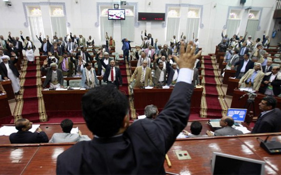   مصر اليوم - حزب الإخوان يُصعِّد خطابه ويهاجم هادي وحزب صالح يتهمهم بإضعاف الجيش