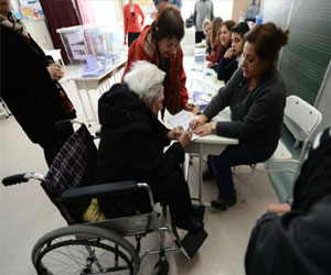   مصر اليوم - معمرة تركية تبلغ 113 عامًا تصوِّت في الانتخابات