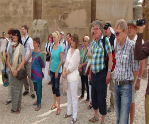   مصر اليوم - محافظ الأقصر يستقبل 36 سائحًا ألمانيًا