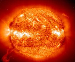   مصر اليوم - بقعة على شكل حرف إكس تشير إلى وقوع انفجار مضئ على سطح الشمس