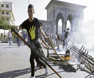   مصر اليوم - طُلّاب الإخوان يشعلون النيران في سيارات جامعة الأزهَر