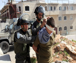 مصر اليوم - اعتقال فتى فلسطيني وإصابة أخر في مدينة الخليل