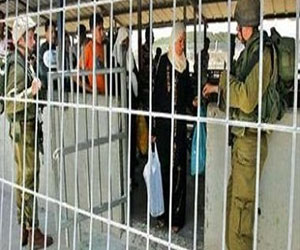 مصر اليوم - أهالي أسرى غزة يزورون أبناءهم في سجن ريمون الصحراوي