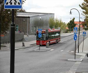   مصر اليوم - سائق حافلة في السويد يطلب من طفلة فتح فمها لمعرفة سنها