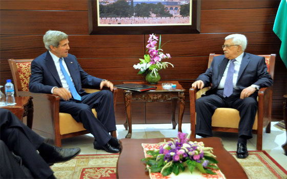   مصر اليوم - عباس وقع وثيقة انضمام فلسطين الى معاهدات دوليَّة وكيري يردُّ بإلغاء زيارته لرام الله