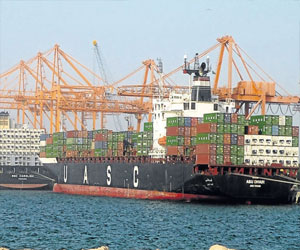   مصر اليوم - ميناء الملك عبدالعزيز في الدمام يوقف حركة السفن بسبب الأحوال الجوية