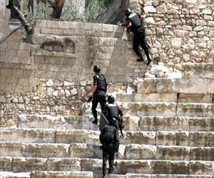   مصر اليوم - ضبط سبع قطع أثرية يزيد عمرها عن الفي عام في منزل مواطن أردني