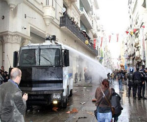   مصر اليوم - الشرطة التركية تستخدم خراطيم المياه لتفريق متظاهرين في أنقرة