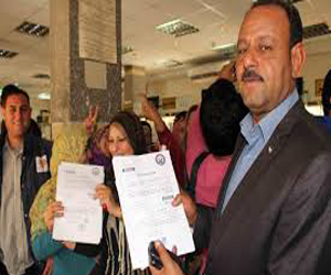 مصر اليوم - توافد المواطنون لتحرير توكيلات مُرشحيِ الرئاسة في السويس