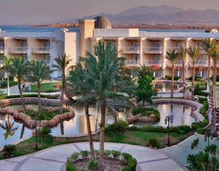 مصر اليوم - منتجع بالم رويال يمنحك شعورًا بالفخامة في حدائقه