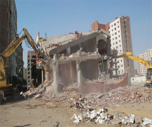 مصر اليوم - مُحافظة الجيزة تستكمل إزالة العقارات المُخالفة في الهرم