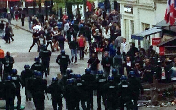   مصر اليوم - المئات من مشجِّعي تشيلسي يُحدِثون عنفًا في باريس قبل مبارة الكأس الأوروبيّة