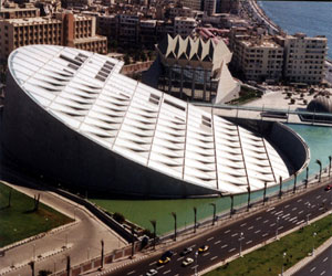 مصر اليوم - رئيس وزراء هولندا السابق وحرمه يزوران مكتبة الاسكندرية