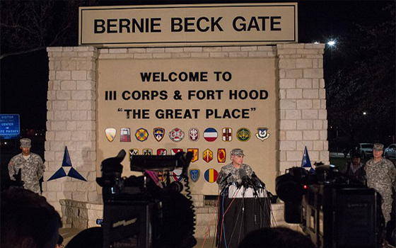   مصر اليوم - مقتل 4 أشخاص وإصابة 16 فتح جنديٌّ النيران عليهم في قاعدة عسكرية