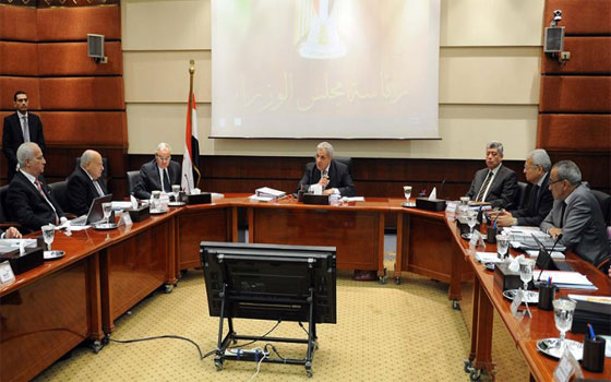   مصر اليوم - الوزراء يقف دقيقة حداد ويبحث انقطاع الكهرباء والحرس الجامعيّ