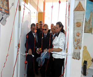   مصر اليوم - مُحافظ الأقصر يُسلّم طُلاب مدرسة أبو بكر شهادات تقدير